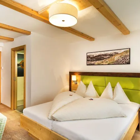 & Garni Alpenrose * オーバータウエルン