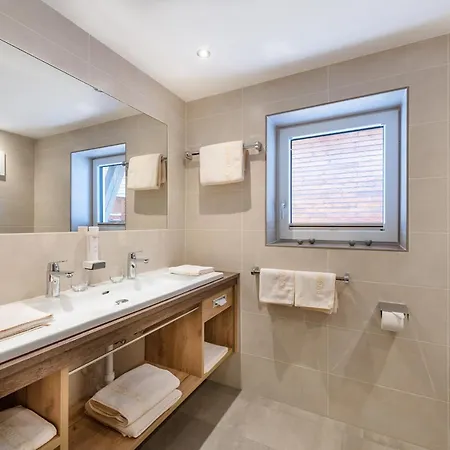 & Garni Alpenrose * オーバータウエルン