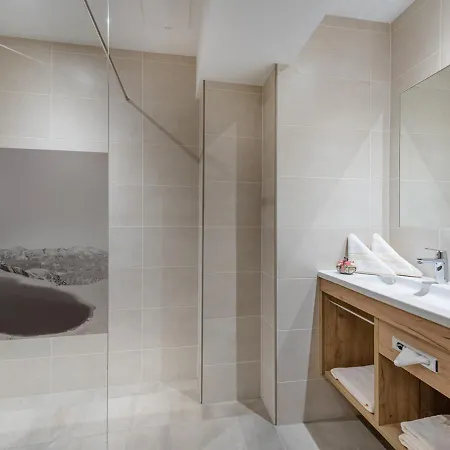 & Garni Alpenrose オーバータウエルン