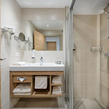 & Garni Alpenrose アパート